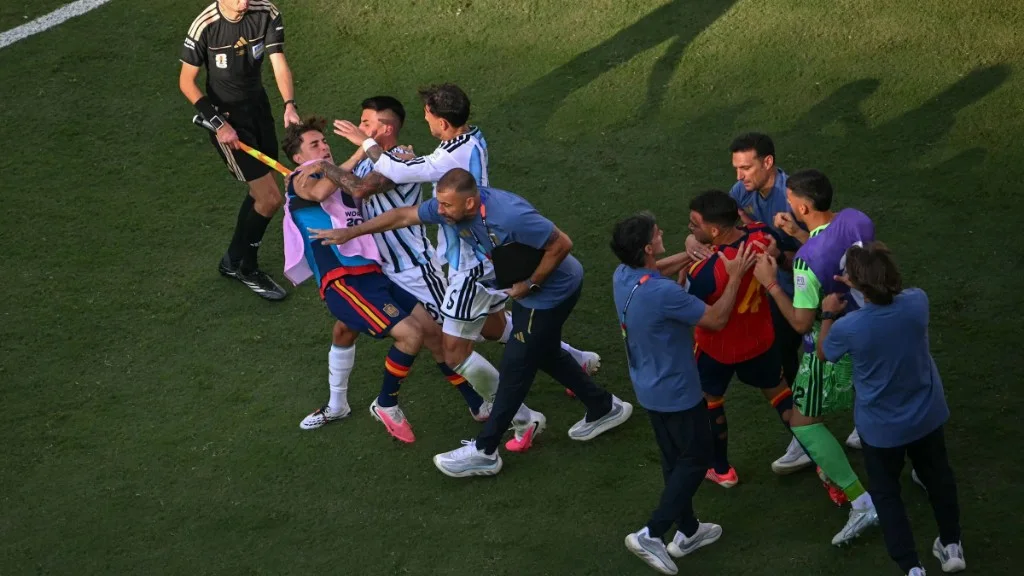 Leandro Paredes grabs Spain defender Eric García by the neck during the confrontation after the 2026 World Cup final
