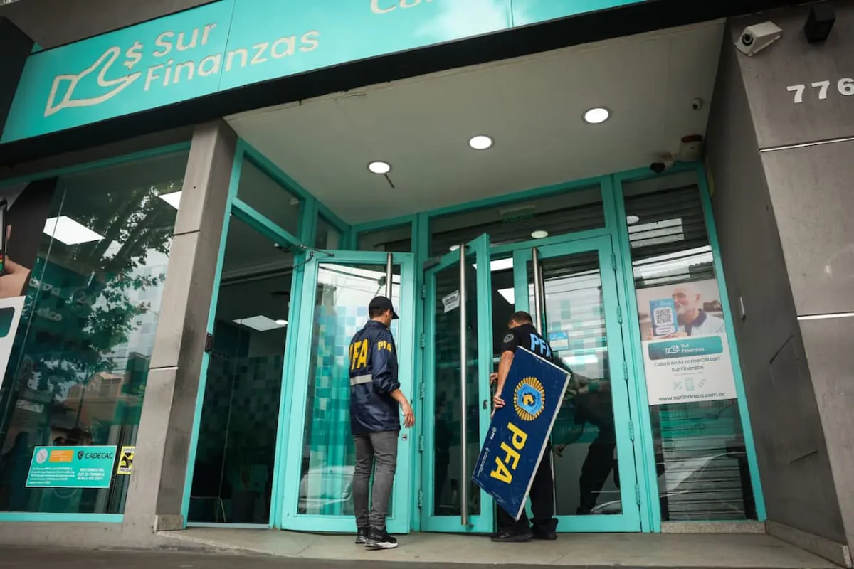 Federal agents enter the Sur Finanzas headquarters during a judicial raid